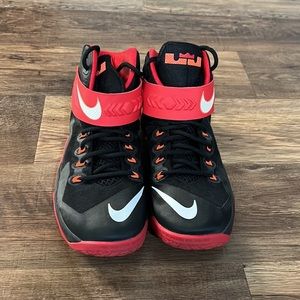 Nike Zoom Soldier VIII LeBron James 653641-016 Size 11 Men’s Basketball Shoes